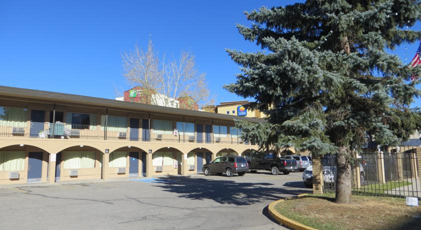 Super 8 Calgary Village Exterior photo